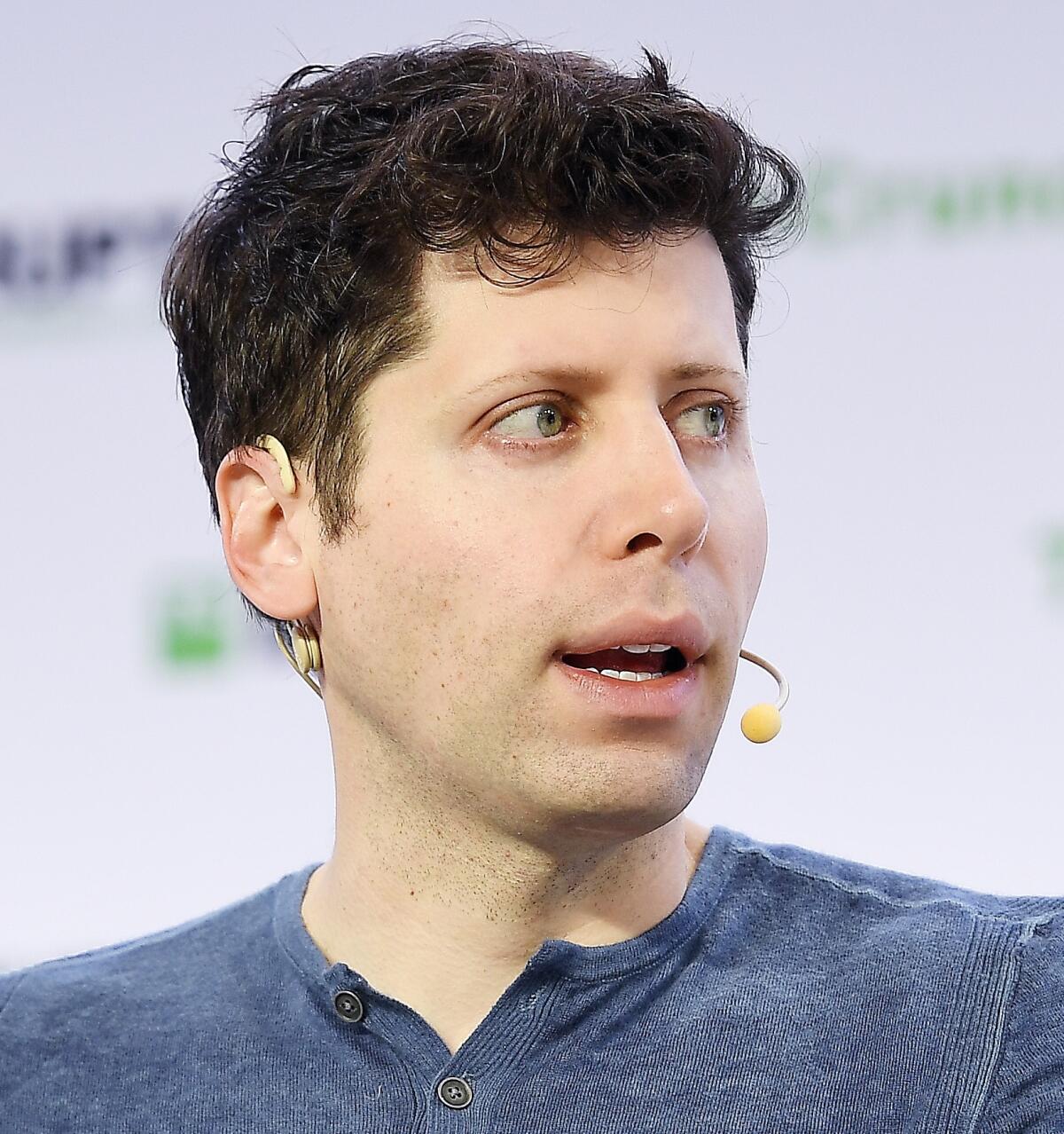 Microsoft assume Sam Altman: l'ex CEO di OpenAI era stato licenziato - SAN FRANCISCO, CALIFORNIA - OCTOBER 03: OpenAI Co-Founder &amp; CEO Sam Altman speaks onstage during TechCrunch Disrupt San Francisco 2019 at Moscone Convention Center on October 03, 2019 in San Francisco, California. (Photo by Steve Jennings/Getty I