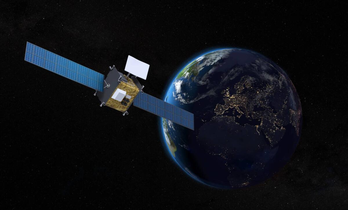 La Cina vuole espandere la sua tecnologia satellitare quantistica - New Telecommunications Satellite Orbiting Earth - NASA Map - 3D Rendering