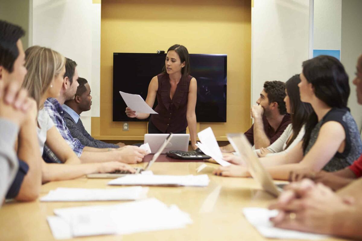 "Gender tenure gap": la sfida delle donne CEO - Female Boss Addressing Meeting Around Boardroom Table