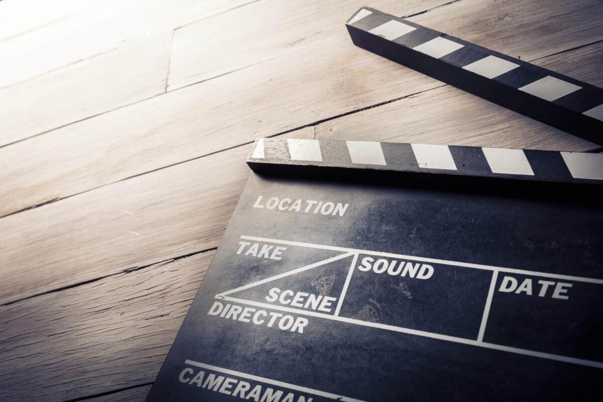 Film generati con l’intelligenza artificiale: al TFF arriva il primo corto italiano - vintage photo of movie clapper on wood