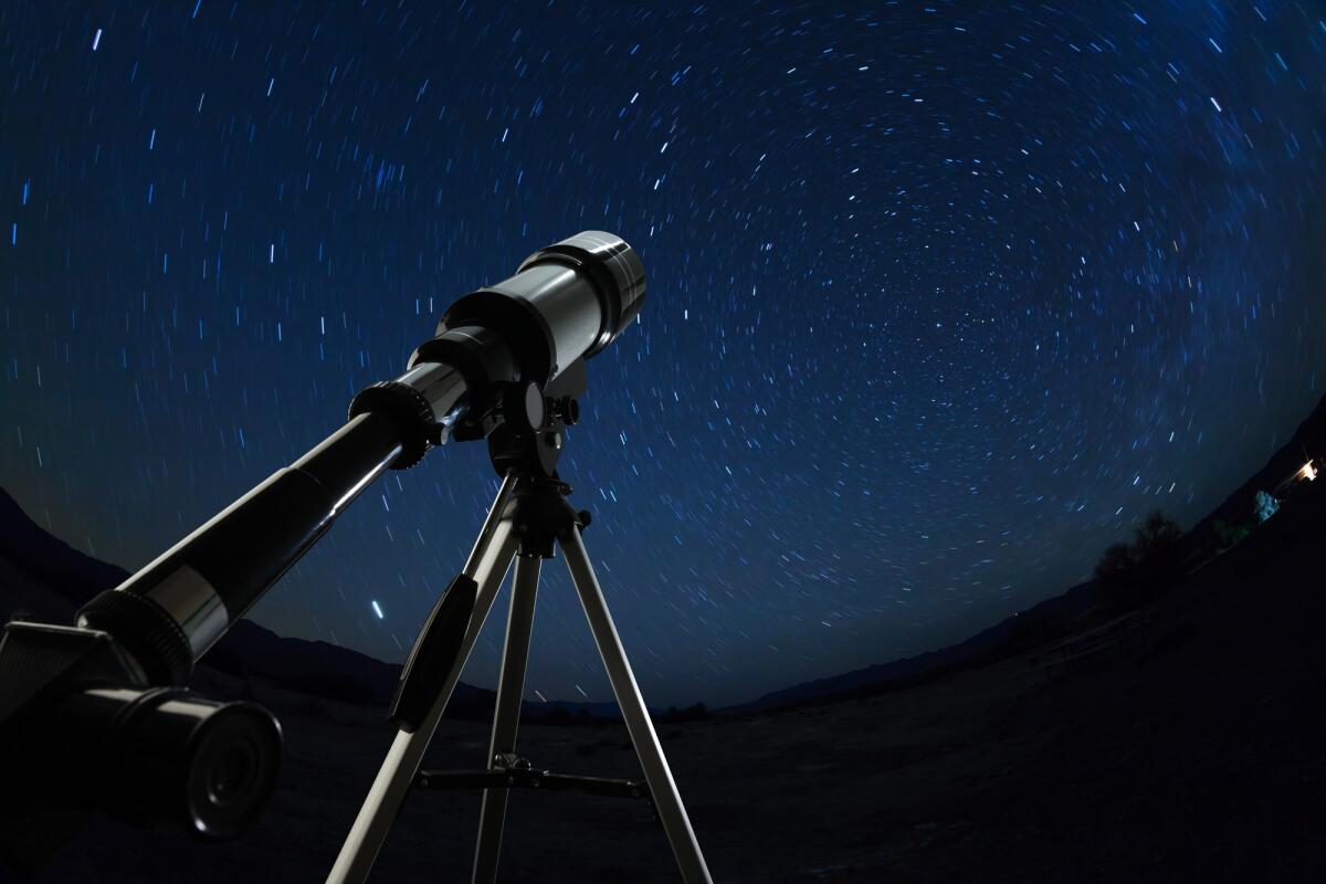 Migliori telescopi economici: guida all'acquisto per questo Cyber Monday - Telescope pointed to the clear night sky with many stars and constellations