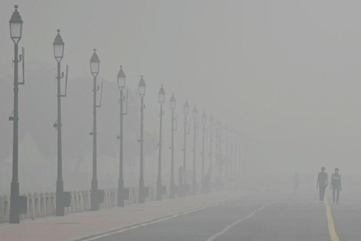 Emergenza smog a New Delhi, adottate misure straordinarie - People walk along the Kartavya Path amid heavy smoggy conditions in New Delhi on November 5, 2023. Authorities in the smog-ridden Indian capital New Delhi on November 5 extended an emergency schools closure by a week, with no signs of improvement in 