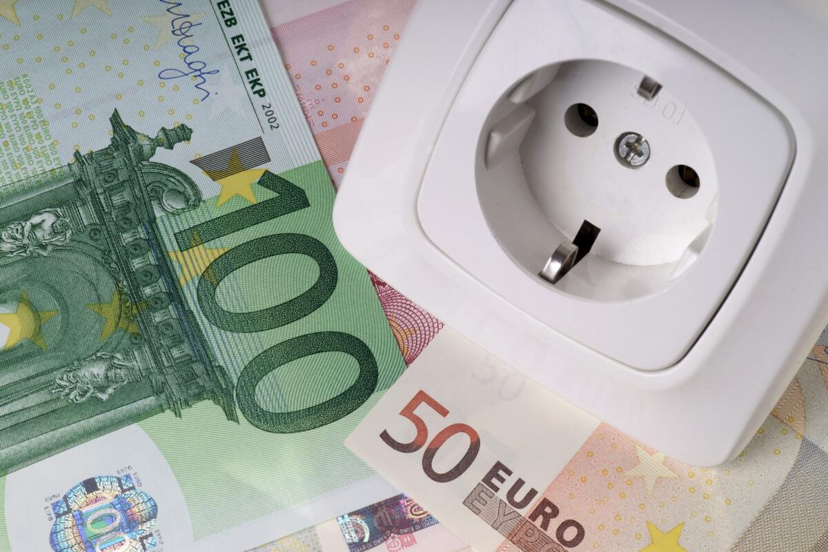 Antitrust sanziona i giganti dell'energia: 15 milioni di euro per pratiche commerciali aggressive - Socket and euro banknotes