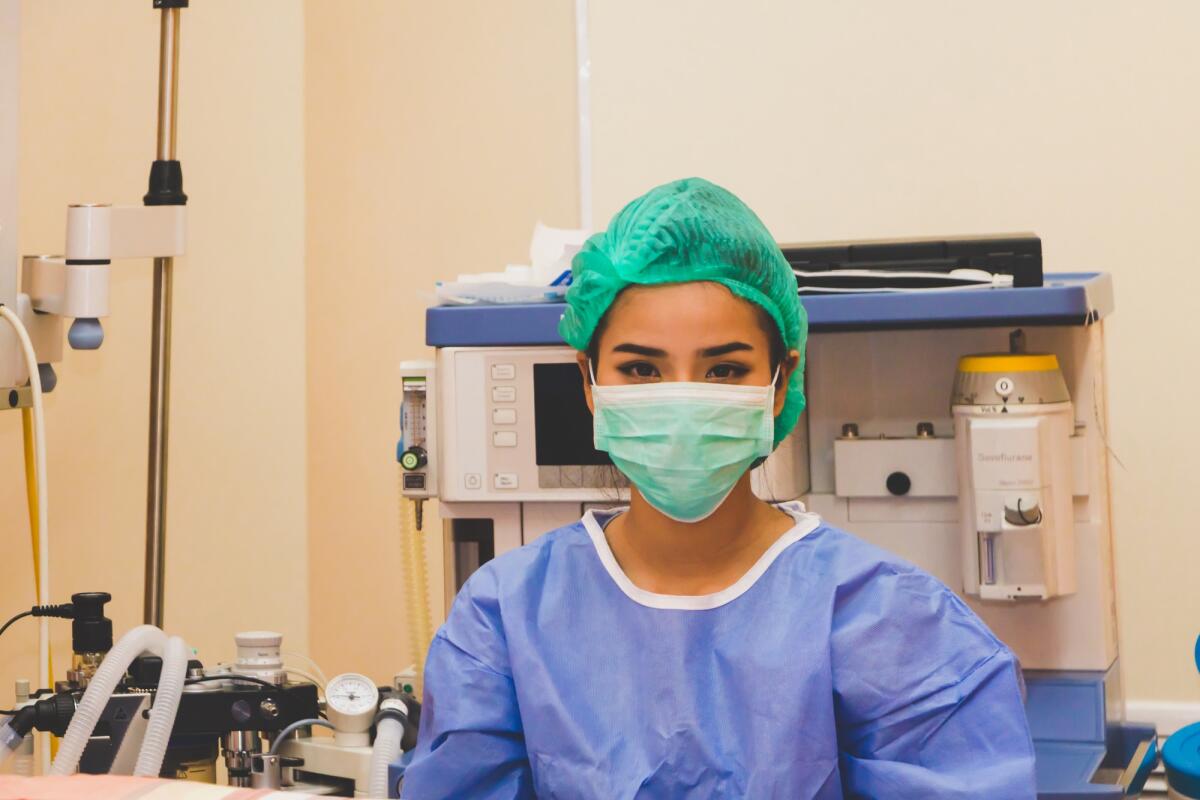 Rifarsi il seno: quando ricorrere alla mastopessi - surgeon is preparing patients for surgery.