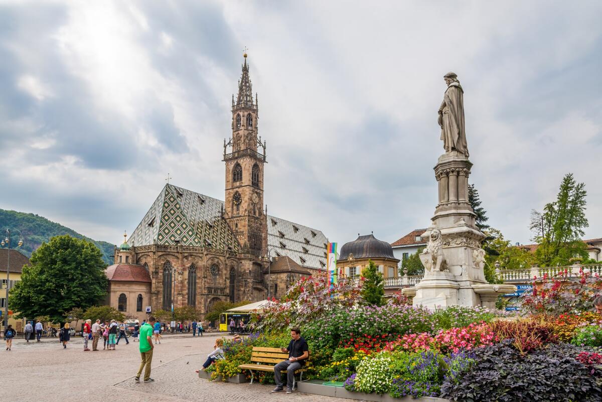 Qualità della vita in Italia nel 2023: la classifica delle città dove si vive meglio - BOLZANO,ITALY - SEPTEMBER 2,2015 - Walther place with cathedral in Bolzano. Bolzano is the capital city of the province of South Tyrol in northern Italy.