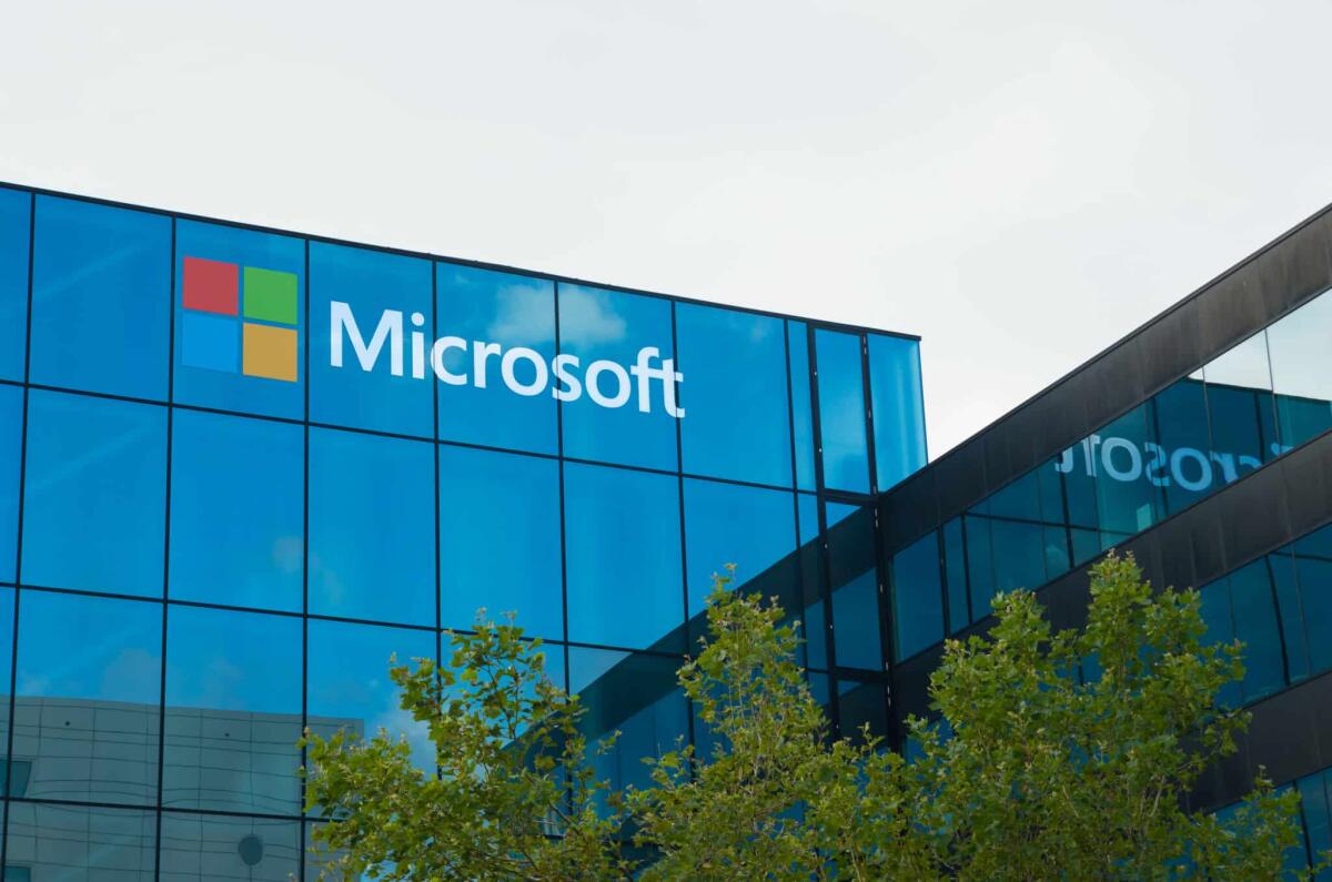 Chi è Amy Hood, la CFO che ha riportato Microsoft al successo - AMSTERDAM - AUGUST 28, 2015:  Microsoft logo on office building at amsterdam schiphol airport