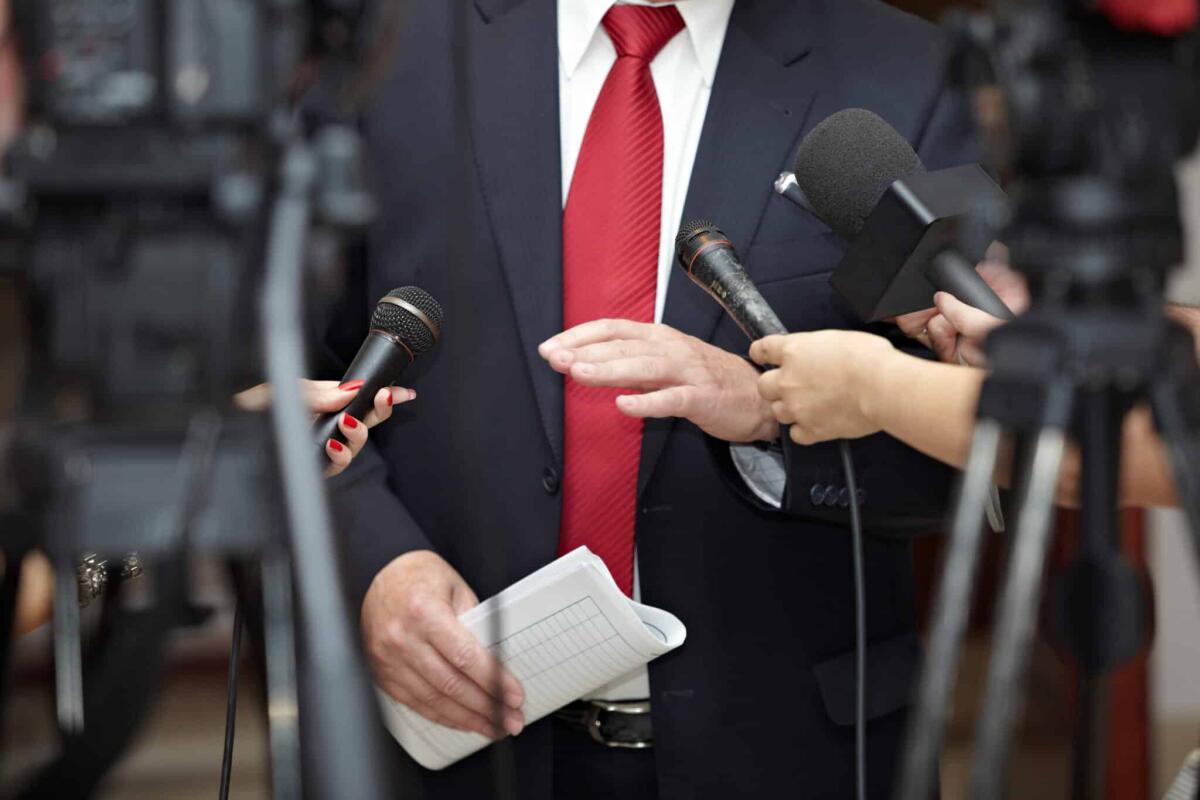 Il Premierato in politica: ruoli e responsabilità - close up of conference meeting microphones and businessman