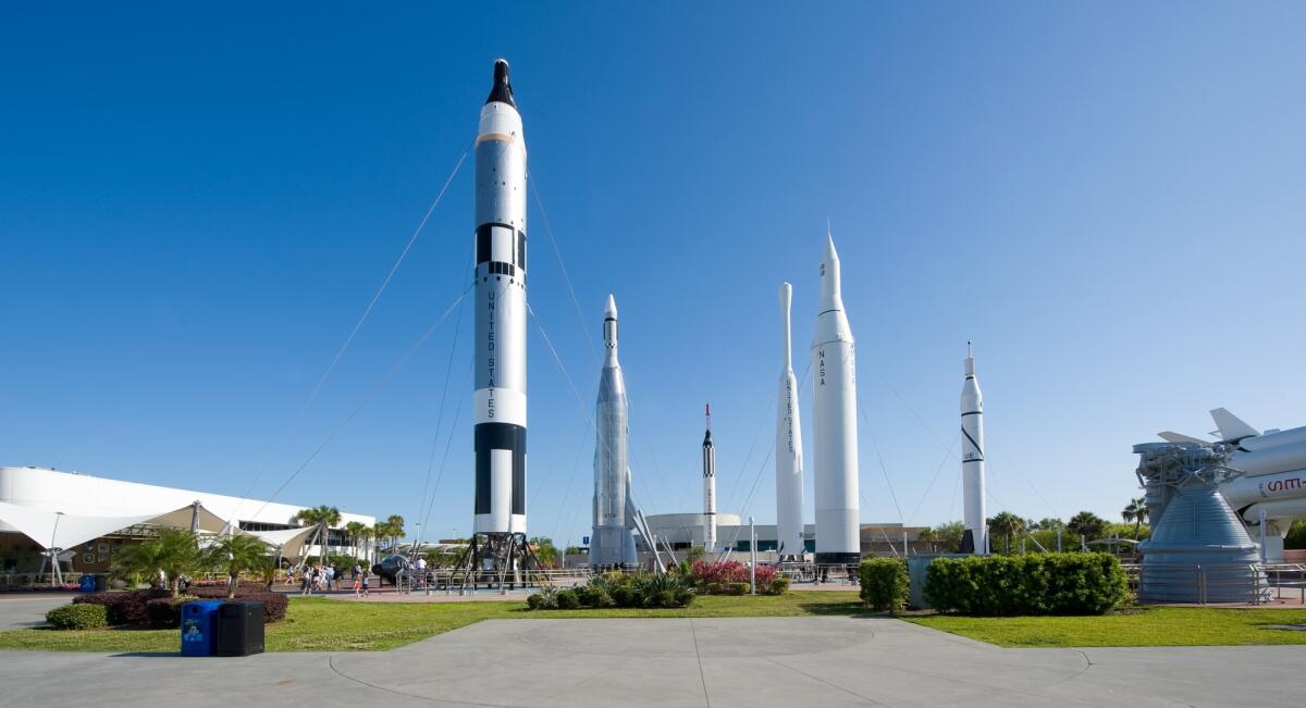 "I razzi del mondo": l'infografica che mostra le dimensioni dei lanciatori spaziali - KENNEDY SPACE CENTER, FLORIDA, USA - APRIL 27, 2016: Several rockets are exhibited in rocket garden in the visitor complex of Kennedy Space Center near Cape Canaveral in Florida