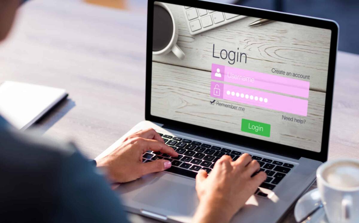 Le password più utilizzate in Italia nel 2023: 'admin' al primo posto - Close-up of login page against cropped image of man working on laptop