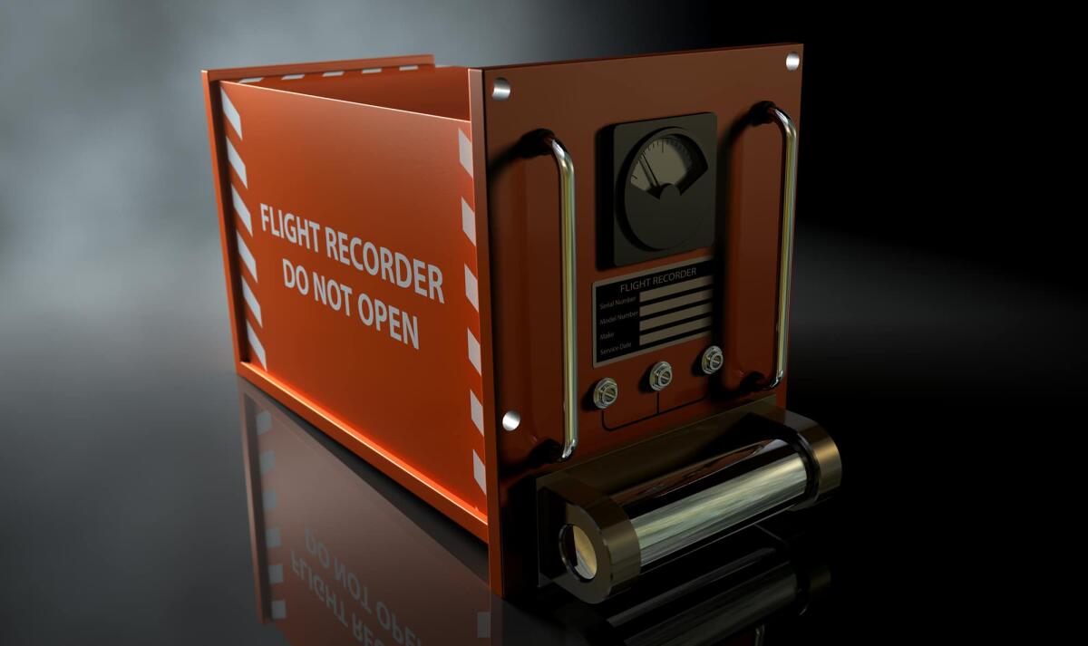 Perché le scatole nere degli aerei sono quasi indistruttibili? - A regular aviation flight recorder black box painted in orange on a dark isolated studio background