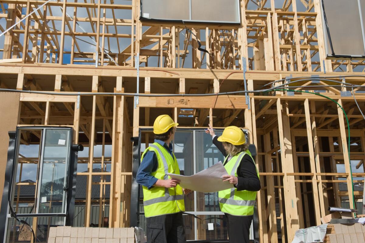 Edilizia: l’importanza della gestione digitale dei cantieri - Civil engineer and worker discussing issues at the construction site