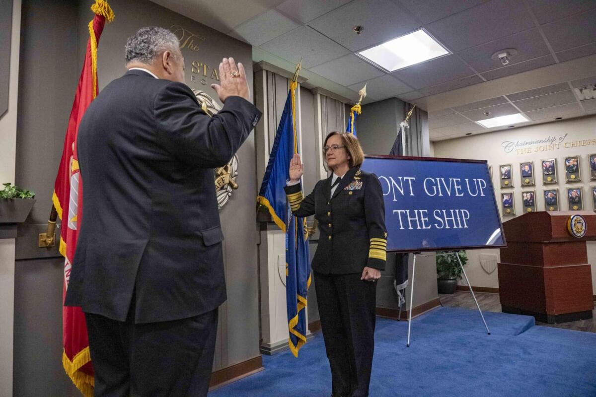 Lisa Franchetti è la prima donna a Capo delle Operazioni Navali della Marina statunitense - WASHINGTON (Nov. 2, 2023) - Secretary of the Navy Carlos Del Toro swears in Adm. Lisa Franchetti as the 33rd chief of naval operations in the Pentagon, Nov. 2. Franchetti becomes the first woman service chief and member of the Joint Chiefs of Staff.(