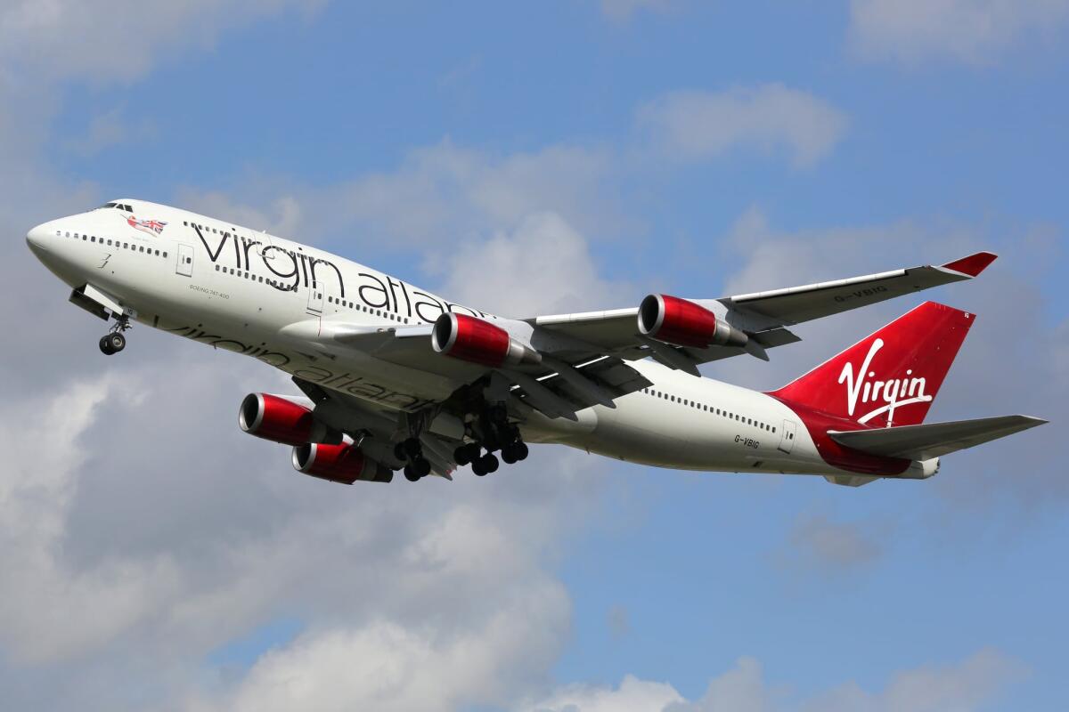 Effettuato il primo volo transatlantico alimentato interamente da carburante sostenibile - London Heathrow, United Kingdom - August 28, 2015: A Virgin Atlantic Boeing 747-400 with the registration G-VBIG taking off from London Heathrow Airport (LHR) in the United Kingdom. Virgin Atlantic Airways is a British airline with a base at London H