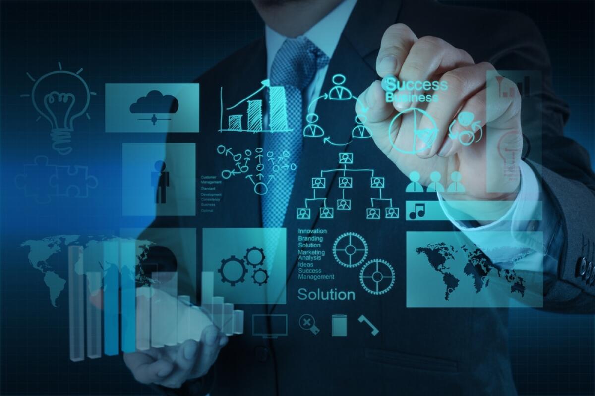 Project Management: generalità sulla gestione efficace dei progetti - businessman hand working with new modern computer and business success as concept