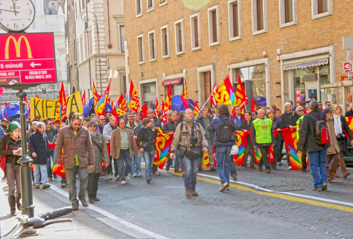 Sciopero generale di oggi in Italia: ecco come si svolgerà - ROME, ITALY - MARCH 11: Public workers strike on March 11, 2011 in Rome, Italy