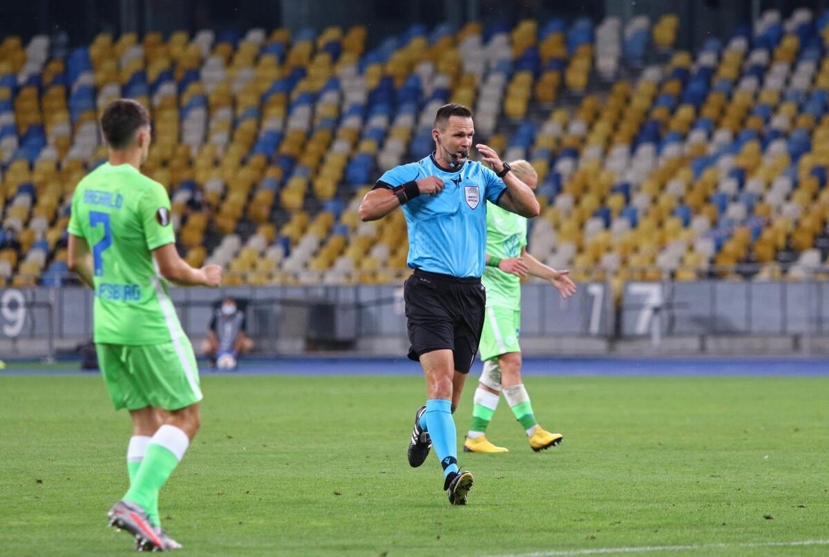 Quando l'espulsione di un difensore diventa un vantaggio reale per la squadra? - KYIV, UKRAINE - AUGUST 5, 2020: Referee Ivan Kruzliak (SVK) shows yellow card to player during the UEFA Europa League game Shakhtar Donetsk v VfL Wolfsburg at NSC Olimpiyskyi stadium in Kyiv