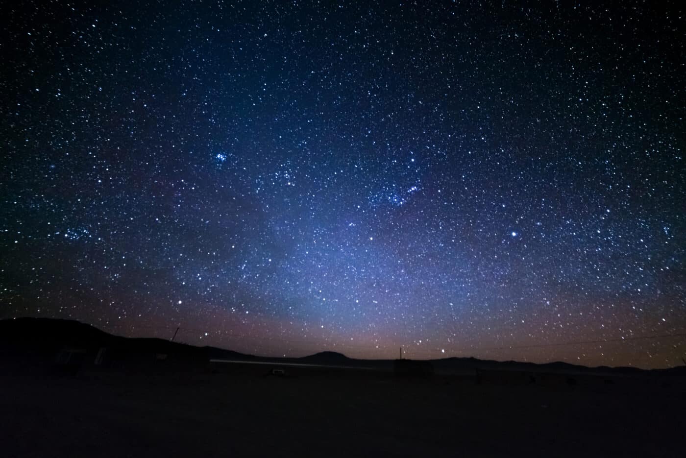 Le maestose Nubi di Magellano e la luminescenza atmosferica sulle alture andine in Bolivia, Sud America.