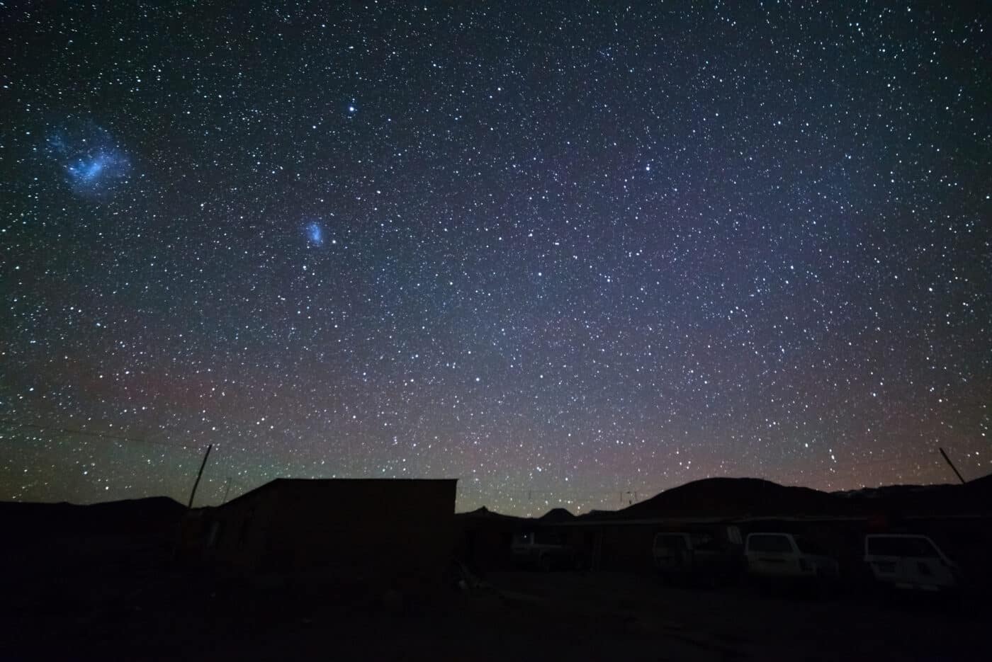 Le maestose Nubi di Magellano e la luminescenza atmosferica sulle alture andine in Bolivia, Sud America.
