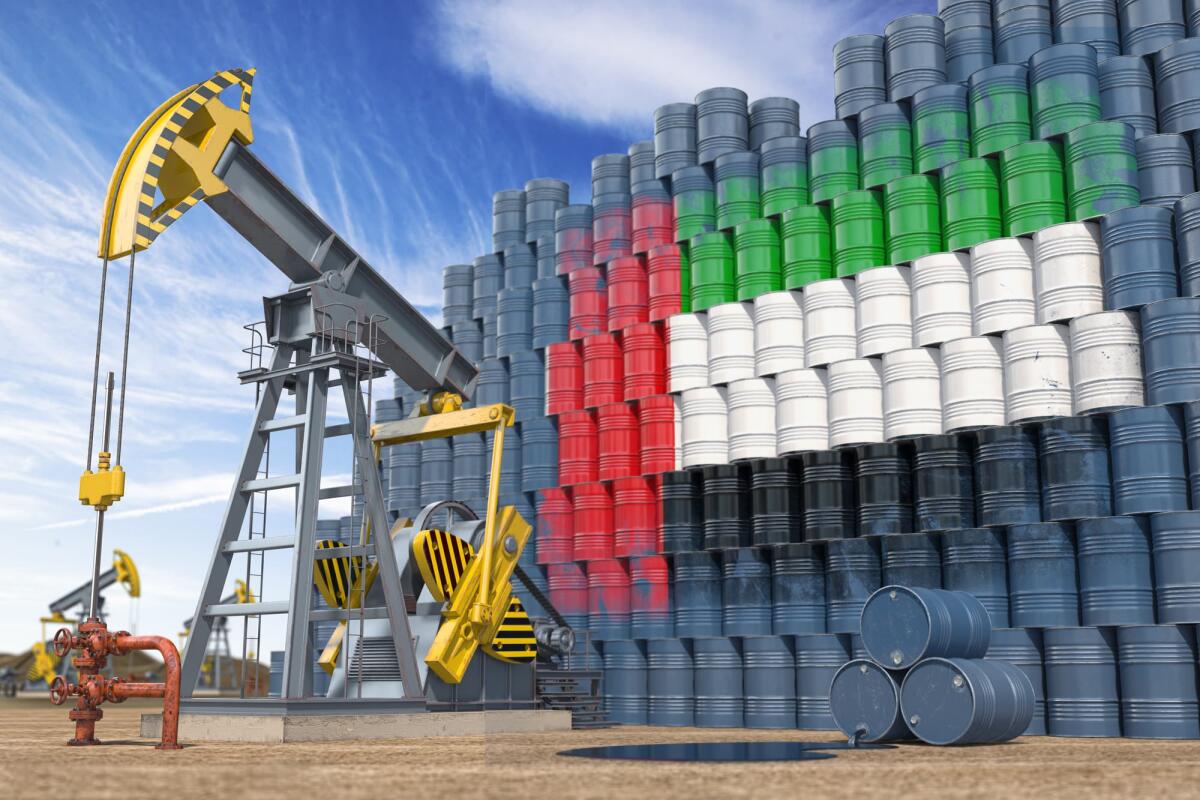COP28: niente accordo sull'eliminazione dei combustibili fossili - Oil production and extraction in UAE United Arab Emirates. Oil pump jack and oil barrels with flag of UAE. 3d illustration