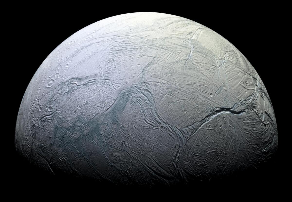 Encelado: nuovi dati indicano che la luna di Saturno potrebbe ospitare la vita - 