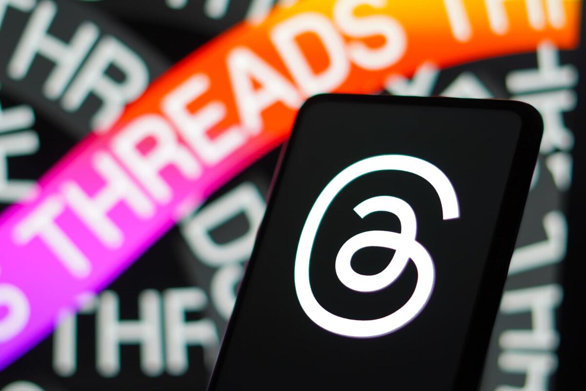 Threads arriva in Italia: come funziona e come iscriversi - July 5, 2023, Brazil. In this photo illustration, the Threads logo is displayed on a smartphone screen. Threads is the new social network and messaging app from Meta Platforms