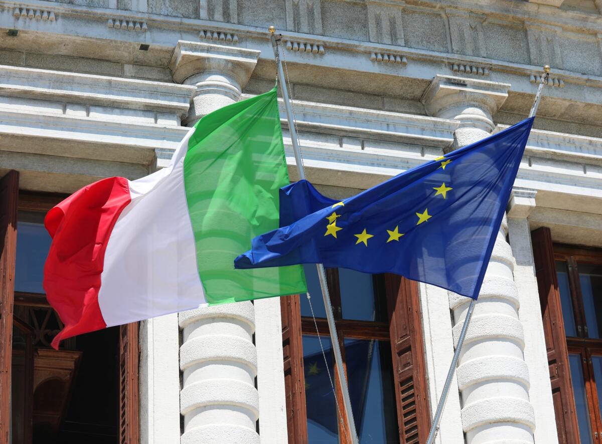Mes: il governo decide di non decidere ancora sul Meccanismo europeo di stabilità - Italian Flag and European Flag during international meeting