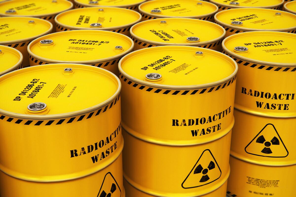 Le scorie radioattive sono un pericolo reale? Da cosa vengono prodotte? - Creative abstract nuclear power fuel manufacturing, disposal and utilization industry concept: 3D render illustration of the group of stacked yellow metal barrels, drums or containers with poison dangerous hazardous radioactive materials in the indus