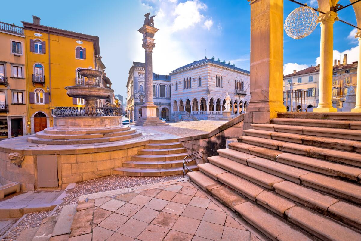 Udine al vertice della qualità della vita: svolta nella 34ª indagine del Sole 24 Ore - Ancient Italian square arches and architecture in town of Udine, Friuli Venezia Giulia region of Italy