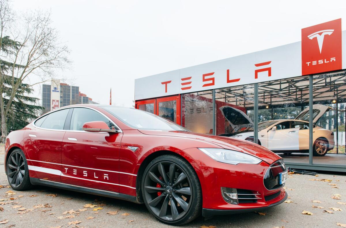 Tesla aggiornerà 2 milioni di auto per un problema all'Autopilot - PARIS, FRANCE - NOVEMBER 29: New Tesla Model S showroom has arrived in Paris, France. Tesla is an American company that designs, manufactures, and sells electric cars