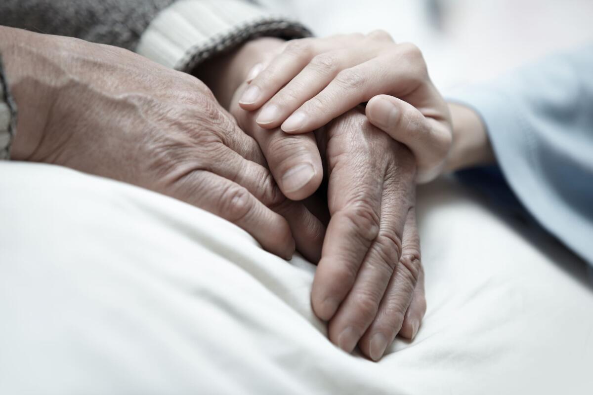 Reimpiantate entrambe le mani con successo a un operaio di Verona - Hand of woman touching senior man in clinic