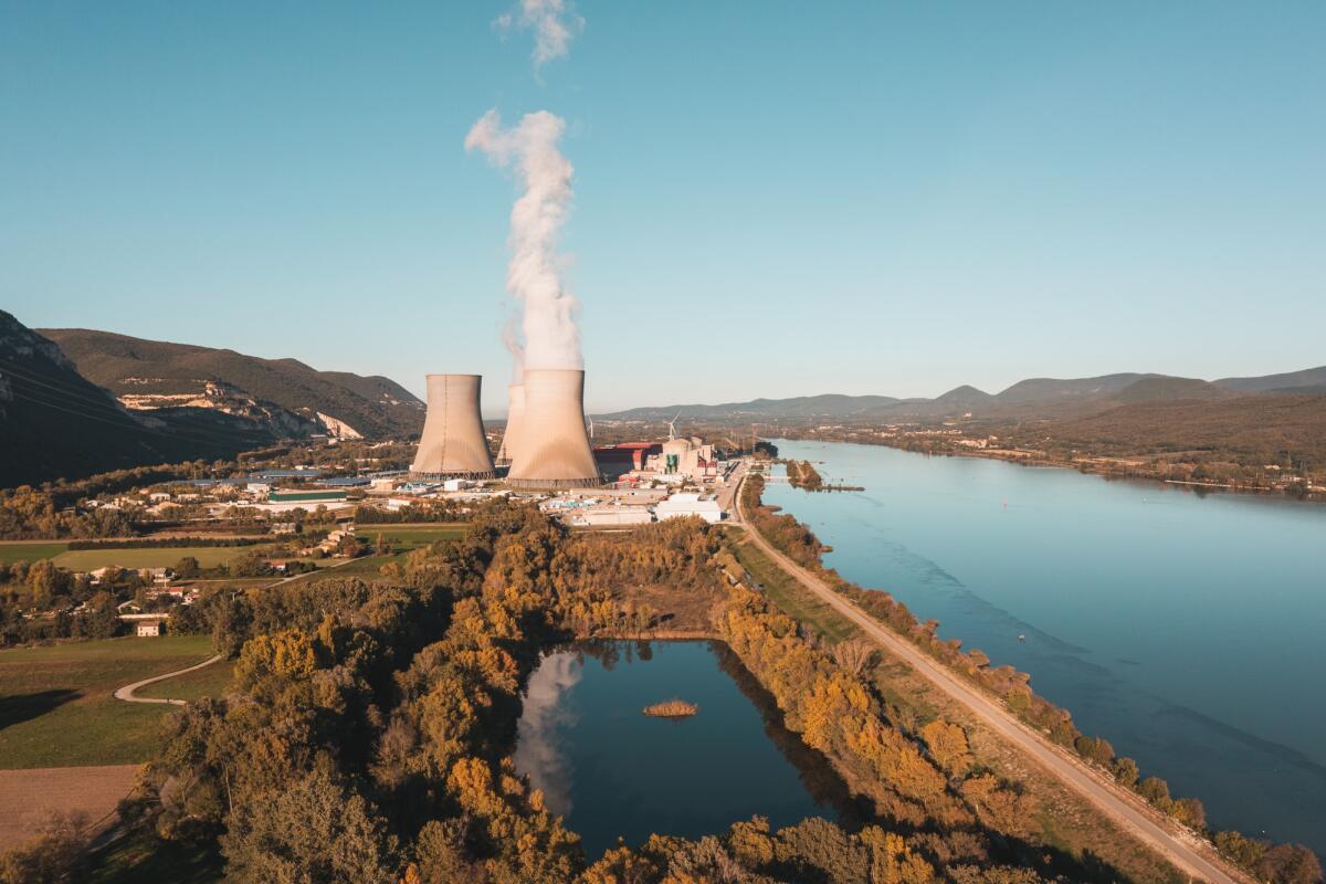 No, l'Italia non stoccherà rifiuti radioattivi francesi nel nuovo Deposito Nazionale - aerial view of the nuclear power plant Cruas  at the rhone river