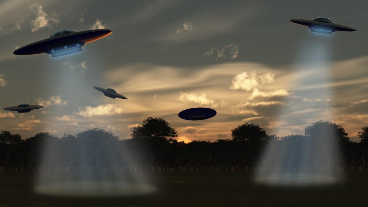 Esistono gli alieni? - Alien attack.UFO over forest, the sunset sky. 3D rendering