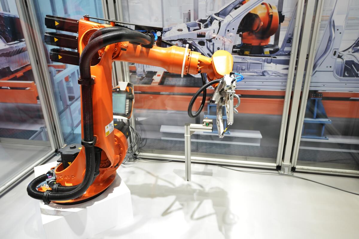 Elon Musk critica la copertura mediatica su presunto "attacco" di robot in fabbrica Tesla in Texas - Automatic robotic arm for  jobs in production