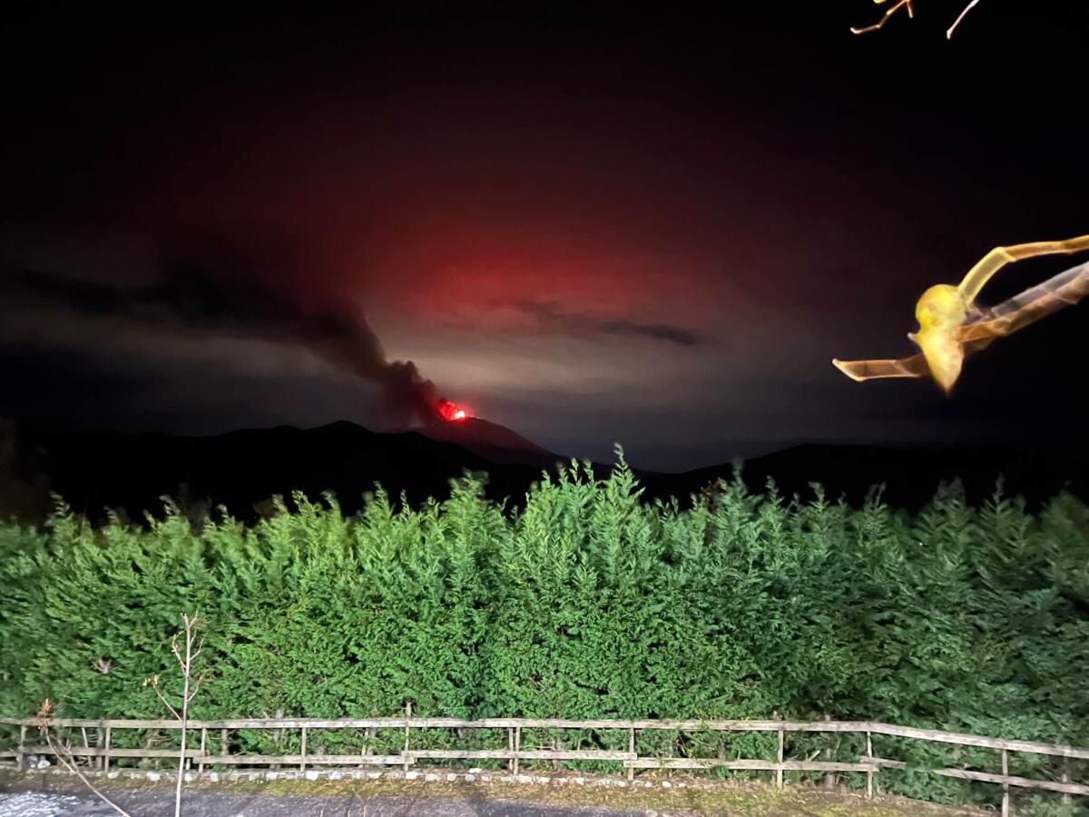 La spettacolare eruzione dell'Etna illumina i cieli in Sicilia - 