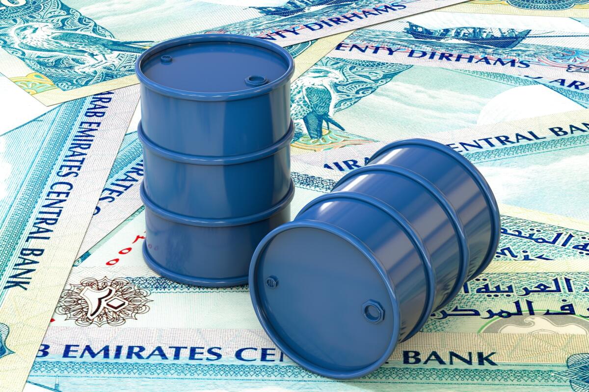 COP28: arriva un compromesso per l'uscita graduale dai combustibili fossili entro il 2050 - 3d illustration: Blue barrels of oil lie on background of banknote twenty dirhams, United Arab Emirates. Petroleum business, black gold, gasoline production. Purchase sale, auction, stock exchange.