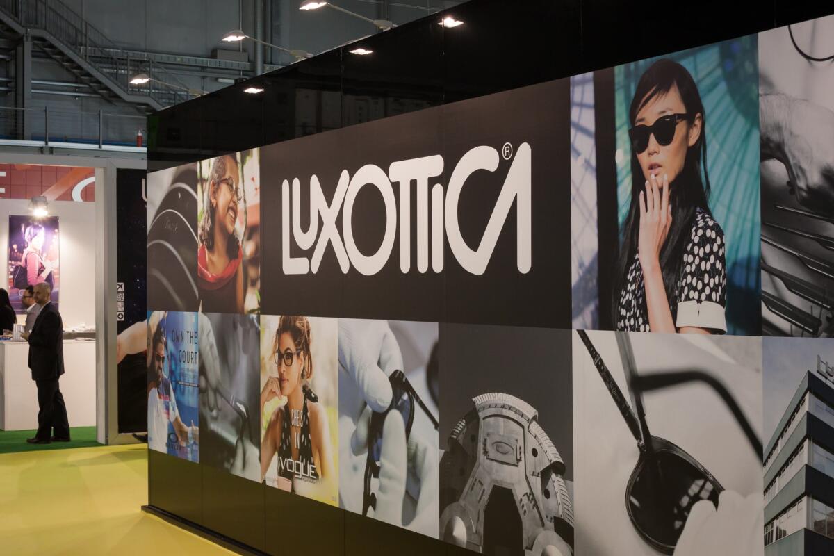Lavorare 4 giorni a settimana mantenendo lo stipendio: la proposta pionieristica di Luxottica - MILAN, ITALY - MARCH 1: Luxottica stand at Mido, international exhibition for optics, optometry and ophtalmology on MARCH 1, 2014 in Milan.