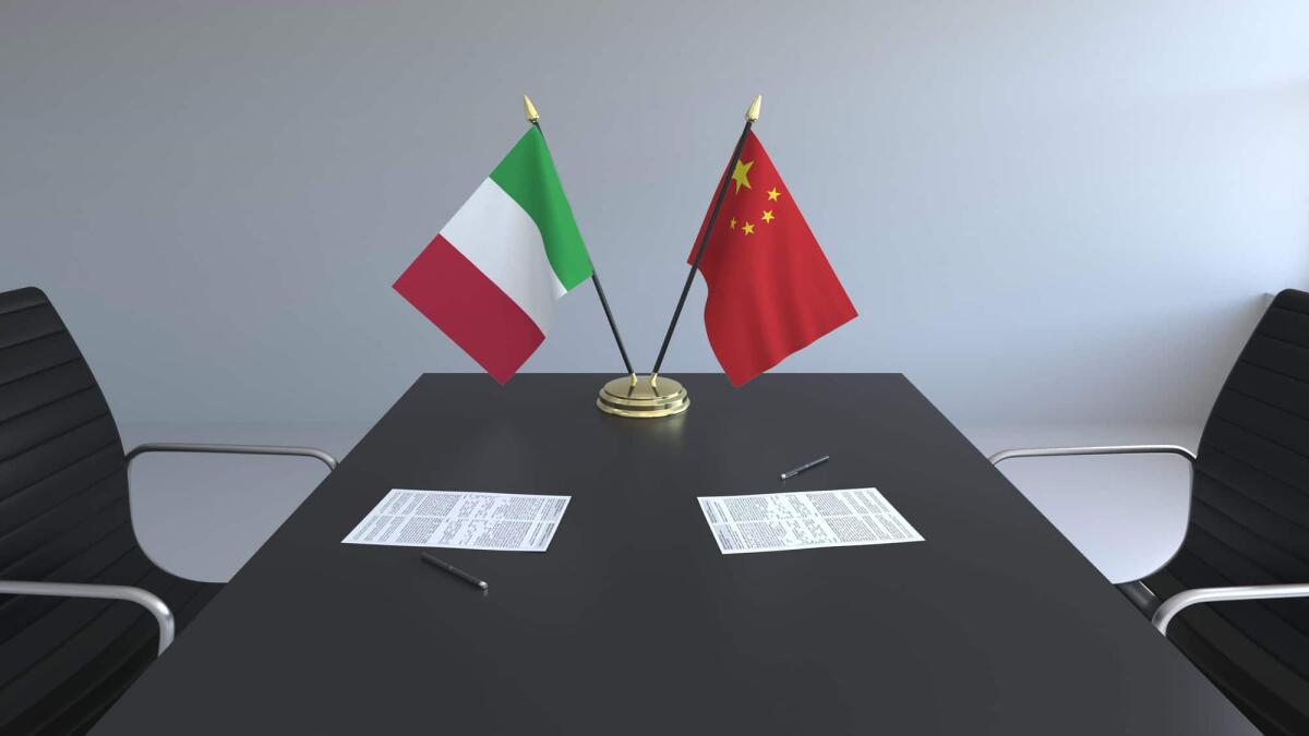 L'Italia esce dalla "Nuova Via della Seta" della Cina - Flags and papers on the table. Negotiations and signing a contract. Conceptual 3D