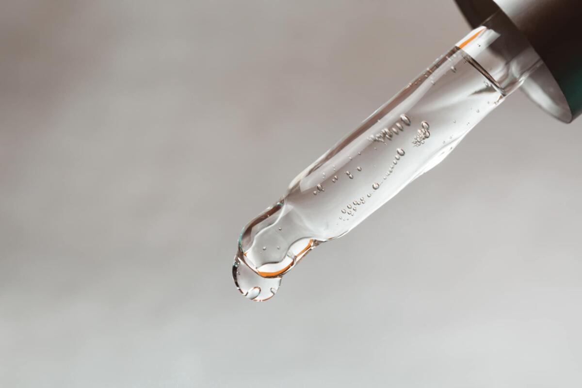 Prodotti con acido ialuronico per tutti i giorni: ecco i migliori - Pipette with drop of hyaluronic acid or serum, macro.