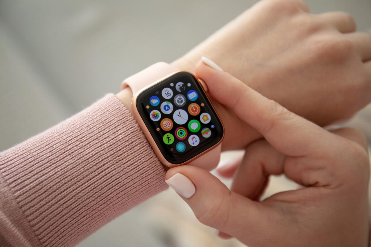 Apple Watch: il blocco  di importazioni è stato revocato, riprendono le vendite - Anapa, Russia - February 16, 2019: Woman hand with Apple Watch Series 4 and finger touching screen. Apple Watch was created and developed by the Apple inc.