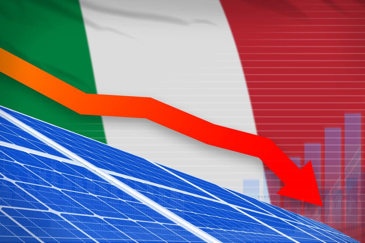 L'Italia crolla nella classifica di Germanwatch sulle migliori performance climatiche - Italy solar energy power lowering chart, arrow down  - environmental energy industrial illustration. 3D Illustration