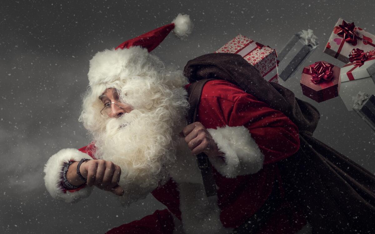 A che velocità dovrebbe viaggiare Babbo Natale per riuscire a consegnare tutti i regali? - Santa Claus running and delivering Christmas presents: he is late and losing gifts from his sack