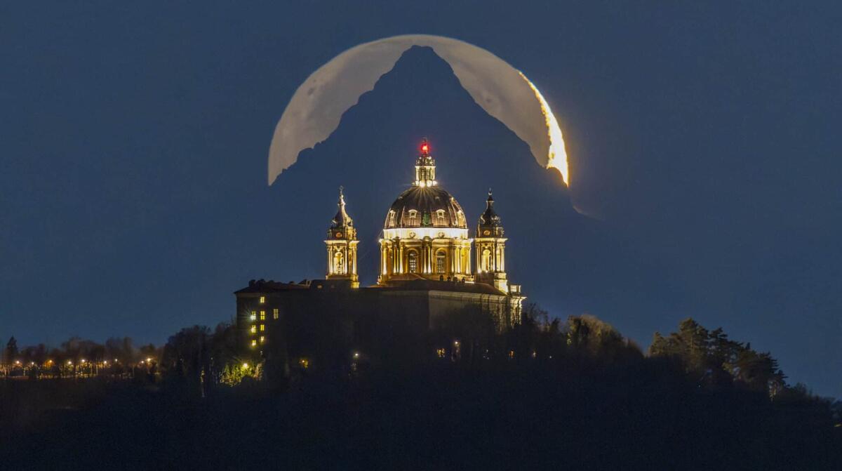Superga, Monviso e la Luna: ecco la foto del giorno di Natale della NASA - 