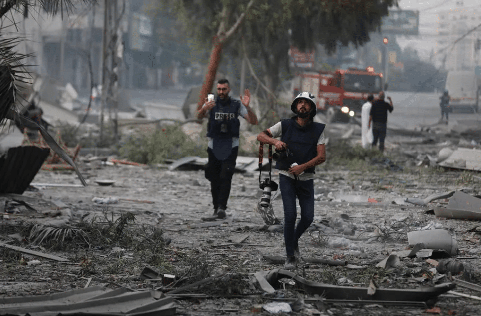 Giornalisti nella striscia di Gaza documentano i bombardamenti di Israele, dicembre 2023. Fonte Time Magazine - Mohammed Al-Zanoun.