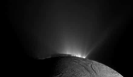 La sonda Cassini della NASA ha catturato questa immagine di Encelado il 30 novembre 2010. L'ombra del corpo di Encelado sulle parti inferiori dei getti è chiaramente visibile. NASA/JPL-Caltech/Space Science Institute.