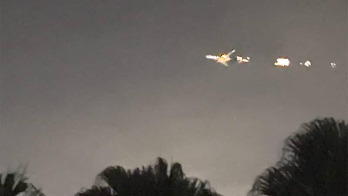 Fiamme nel cielo di Miami: atterraggio d'emergenza per un Boeing 747 - This image taken from video provided by Melanie Adaros shows   sparks shooting from a cargo plane before making an emergency landing at Miami International Airport on Thursday, Jan. 18, 2024 in Miami.  The aircraft landed safely Thursday night “after