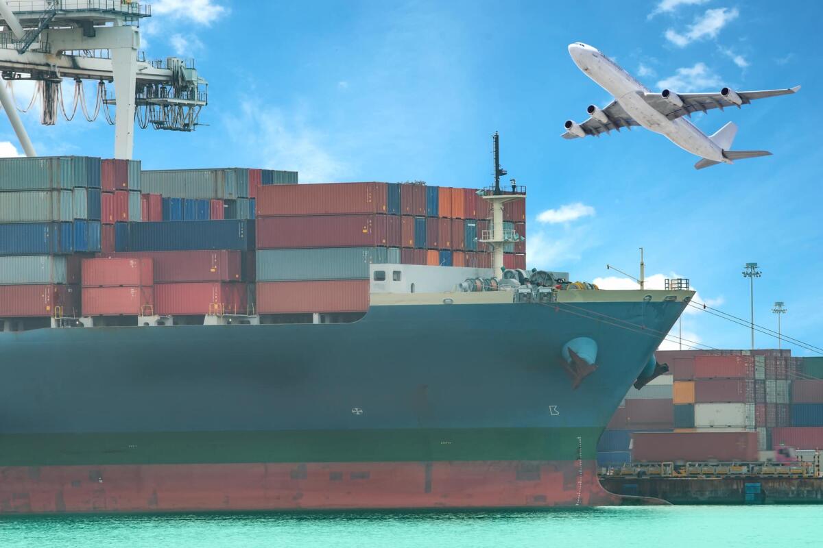 Perché si preferiscono le navi agli aerei per il trasporto delle merci - a flying plane and a freight ship on transport background