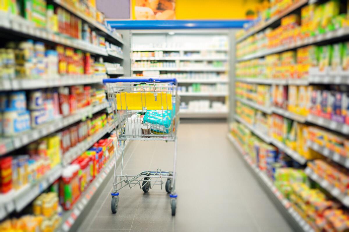 I supermercati preferiti degli italiani nel 2024 secondo Altroconsumo - shopping cart standing in a supermarket's aisle