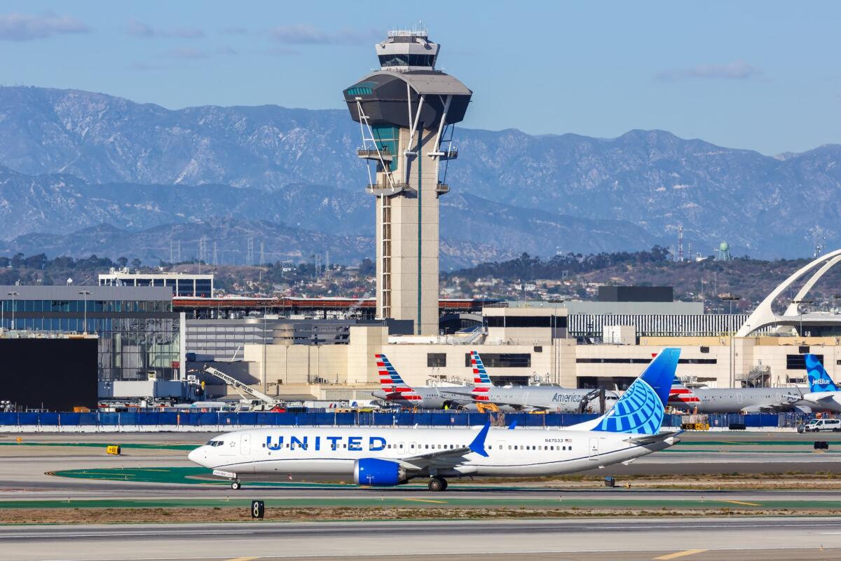 United Airlines trova dei bulloni allentati nei suoi Boeing 737 Max 9 - Los Angeles, United States - November 3, 2022: United Boeing 737 MAX 9 airplane at Los Angeles airport (LAX) in the United States.