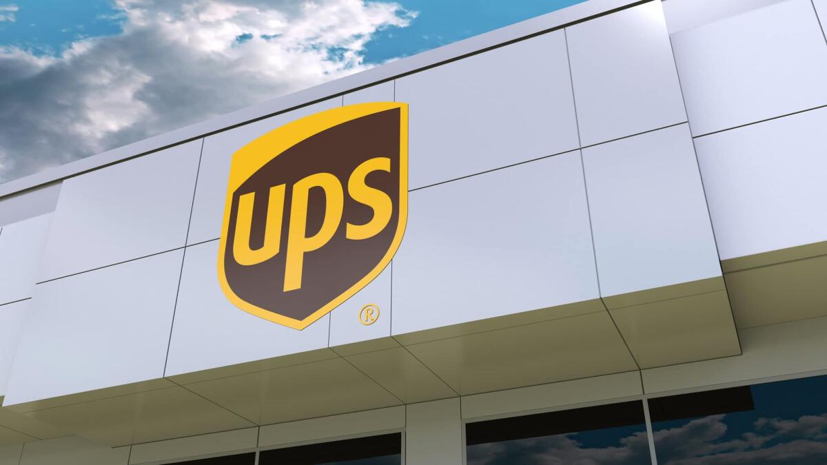 UPS licenzia 12 mila dipendenti: l'azienda prevede di risparmiare fino a un miliardo di dollari - United Parcel Service UPS logo on the modern building facade. Editorial 3D
