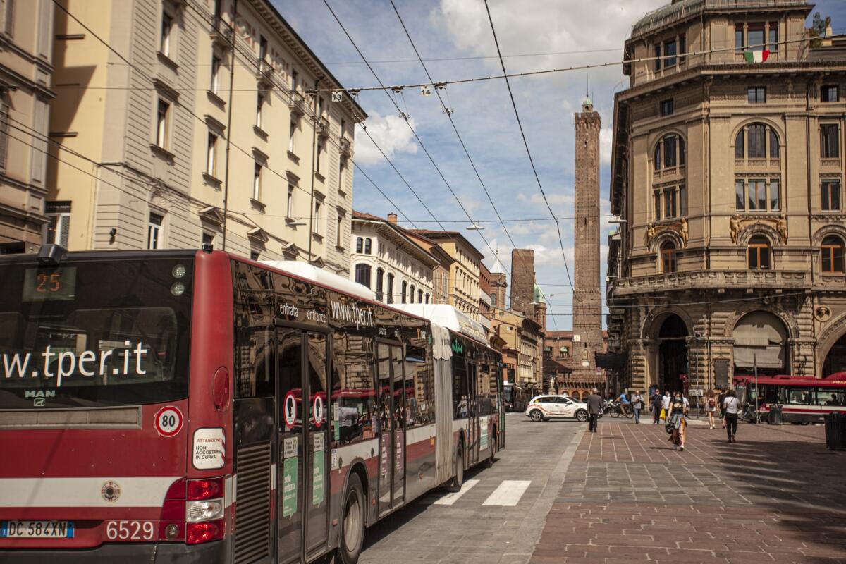 Bologna "Città 30": incidenti stradali in calo del 21% dopo due settimane - BOLOGNA, ITALY 17 JUNE 2020: Bus in Bologna's street